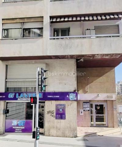 Appartement T4 idéal investisseur

Situé au 2ᵉ étage d’une résidence avec ascenseur, cet appartement de type 4 représente une excellente opportunité pour un investisseur.

Le logement sera libre de toute occupation à compter de juillet, offrant ainsi la possibilité d’une mise en location immédiate ou d’une occupation personnelle.

Il se compose de :

Trois chambres spacieuses,
Un séjour lumineux donnant accès à un balcon,
Une cuisine indépendante,
Une salle de bains,
WC séparés,
Espaces de rangement.
L’immeuble est équipé d’un ascenseur, apportant un confort supplémentaire au quotidien.

Grâce à sa configuration fonctionnelle et à ses trois chambres, cet appartement offre un fort potentiel locatif et convient parfaitement à un projet d’investissement.