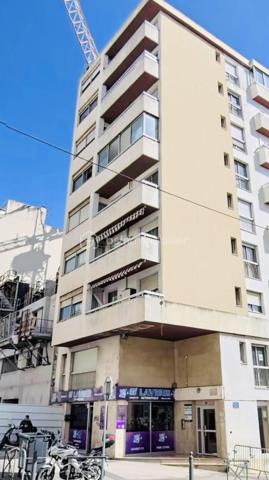 Appartement T4 idéal investisseur

Situé au 2ᵉ étage d’une résidence avec ascenseur, cet appartement de type 4 représente une excellente opportunité pour un investisseur.

Le logement sera libre de toute occupation à compter de juillet, offrant ainsi la possibilité d’une mise en location immédiate ou d’une occupation personnelle.

Il se compose de :

Trois chambres spacieuses,
Un séjour lumineux donnant accès à un balcon,
Une cuisine indépendante,
Une salle de bains,
WC séparés,
Espaces de rangement.
L’immeuble est équipé d’un ascenseur, apportant un confort supplémentaire au quotidien.

Grâce à sa configuration fonctionnelle et à ses trois chambres, cet appartement offre un fort potentiel locatif et convient parfaitement à un projet d’investissement.