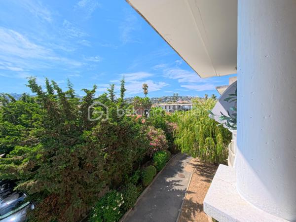 🌅 À VENDRE : T2 en Dernier Étage avec Vue Dégagée – À 200m des plages de Golfe-Juan ! 🏝️

Niché au sein d'une belle résidence sécurisée avec jardin, venez découvrir ce magnifique appartement T2 en parfait état, situé au 2ème et dernier étage. Un véritable havre de paix baigné de lumière !

📋 Les prestations du bien :

🔝 Dernier étage (2/2) :Calme absolu, aucun voisin au-dessus de votre tête.
 ☀️ Exposition Ouest : Une luminosité optimale tout au long de l'après-midi jusqu'aux couchers de soleil.
🌿 Vue dégagée : Profitez d'une perspective agréable et sans vis-à-vis direct.
🛠️ Parfait état : Aucun travaux à prévoir, vous n'avez plus qu'à poser vos valises !
 📦 Le Plus Confort : Possibilité d'acquérir un grand garage en supplément pour un stationnement ou du stockage en toute sérénité.


 📍 Un emplacement et un cadre de vie privilégiés

 🚶‍♂️ À 200 mètres à pied des plages et de l'animation du bord de mer.
 🏢 Résidence de standing : Sécurisée, verdoyante et parfaitement entretenue avec son joli jardin.
 🛒 Commerces, gare et commodités accessibles immédiatement à pied.

 Notre avis : Le combo parfait ! Dernier étage, exposition Ouest, état irréprochable et proximité immédiate des plages. Ce bien coche toutes les cases d'un coup de cœur assuré, que ce soit pour y vivre à l'année ou pour des vacances réussies.

📞 Une opportunité rare à saisir rapidement ! Contactez nous dès maintenant pour planifier votre visite.