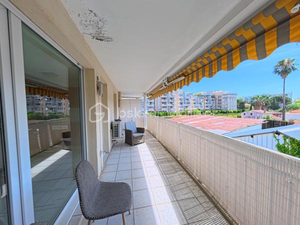 🌅 À VENDRE : T2 en Dernier Étage avec Vue Dégagée – À 200m des plages de Golfe-Juan ! 🏝️

Niché au sein d'une belle résidence sécurisée avec jardin, venez découvrir ce magnifique appartement T2 en parfait état, situé au 2ème et dernier étage. Un véritable havre de paix baigné de lumière !

📋 Les prestations du bien :

🔝 Dernier étage (2/2) :Calme absolu, aucun voisin au-dessus de votre tête.
 ☀️ Exposition Ouest : Une luminosité optimale tout au long de l'après-midi jusqu'aux couchers de soleil.
🌿 Vue dégagée : Profitez d'une perspective agréable et sans vis-à-vis direct.
🛠️ Parfait état : Aucun travaux à prévoir, vous n'avez plus qu'à poser vos valises !
 📦 Le Plus Confort : Possibilité d'acquérir un grand garage en supplément pour un stationnement ou du stockage en toute sérénité.


 📍 Un emplacement et un cadre de vie privilégiés

 🚶‍♂️ À 200 mètres à pied des plages et de l'animation du bord de mer.
 🏢 Résidence de standing : Sécurisée, verdoyante et parfaitement entretenue avec son joli jardin.
 🛒 Commerces, gare et commodités accessibles immédiatement à pied.

 Notre avis : Le combo parfait ! Dernier étage, exposition Ouest, état irréprochable et proximité immédiate des plages. Ce bien coche toutes les cases d'un coup de cœur assuré, que ce soit pour y vivre à l'année ou pour des vacances réussies.

📞 Une opportunité rare à saisir rapidement ! Contactez nous dès maintenant pour planifier votre visite.