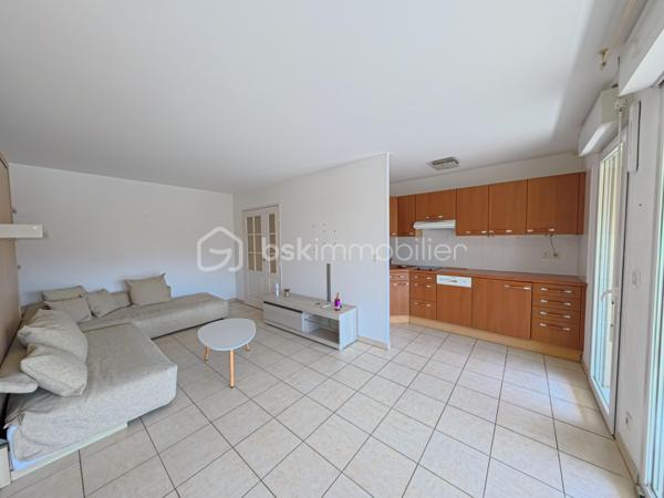 🌅 À VENDRE : T2 en Dernier Étage avec Vue Dégagée – À 200m des plages de Golfe-Juan ! 🏝️

Niché au sein d'une belle résidence sécurisée avec jardin, venez découvrir ce magnifique appartement T2 en parfait état, situé au 2ème et dernier étage. Un véritable havre de paix baigné de lumière !

📋 Les prestations du bien :

🔝 Dernier étage (2/2) :Calme absolu, aucun voisin au-dessus de votre tête.
 ☀️ Exposition Ouest : Une luminosité optimale tout au long de l'après-midi jusqu'aux couchers de soleil.
🌿 Vue dégagée : Profitez d'une perspective agréable et sans vis-à-vis direct.
🛠️ Parfait état : Aucun travaux à prévoir, vous n'avez plus qu'à poser vos valises !
 📦 Le Plus Confort : Possibilité d'acquérir un grand garage en supplément pour un stationnement ou du stockage en toute sérénité.


 📍 Un emplacement et un cadre de vie privilégiés

 🚶‍♂️ À 200 mètres à pied des plages et de l'animation du bord de mer.
 🏢 Résidence de standing : Sécurisée, verdoyante et parfaitement entretenue avec son joli jardin.
 🛒 Commerces, gare et commodités accessibles immédiatement à pied.

 Notre avis : Le combo parfait ! Dernier étage, exposition Ouest, état irréprochable et proximité immédiate des plages. Ce bien coche toutes les cases d'un coup de cœur assuré, que ce soit pour y vivre à l'année ou pour des vacances réussies.

📞 Une opportunité rare à saisir rapidement ! Contactez nous dès maintenant pour planifier votre visite.