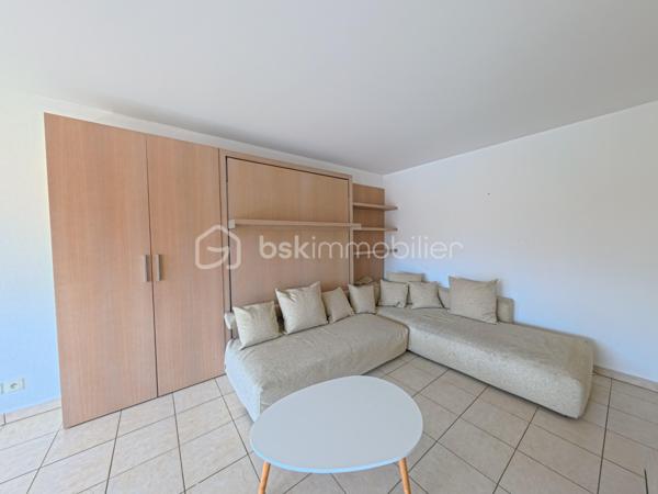 🌅 À VENDRE : T2 en Dernier Étage avec Vue Dégagée – À 200m des plages de Golfe-Juan ! 🏝️

Niché au sein d'une belle résidence sécurisée avec jardin, venez découvrir ce magnifique appartement T2 en parfait état, situé au 2ème et dernier étage. Un véritable havre de paix baigné de lumière !

📋 Les prestations du bien :

🔝 Dernier étage (2/2) :Calme absolu, aucun voisin au-dessus de votre tête.
 ☀️ Exposition Ouest : Une luminosité optimale tout au long de l'après-midi jusqu'aux couchers de soleil.
🌿 Vue dégagée : Profitez d'une perspective agréable et sans vis-à-vis direct.
🛠️ Parfait état : Aucun travaux à prévoir, vous n'avez plus qu'à poser vos valises !
 📦 Le Plus Confort : Possibilité d'acquérir un grand garage en supplément pour un stationnement ou du stockage en toute sérénité.


 📍 Un emplacement et un cadre de vie privilégiés

 🚶‍♂️ À 200 mètres à pied des plages et de l'animation du bord de mer.
 🏢 Résidence de standing : Sécurisée, verdoyante et parfaitement entretenue avec son joli jardin.
 🛒 Commerces, gare et commodités accessibles immédiatement à pied.

 Notre avis : Le combo parfait ! Dernier étage, exposition Ouest, état irréprochable et proximité immédiate des plages. Ce bien coche toutes les cases d'un coup de cœur assuré, que ce soit pour y vivre à l'année ou pour des vacances réussies.

📞 Une opportunité rare à saisir rapidement ! Contactez nous dès maintenant pour planifier votre visite.