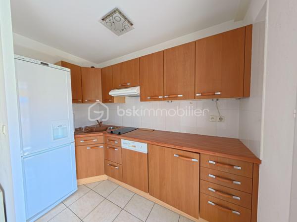 🌅 À VENDRE : T2 en Dernier Étage avec Vue Dégagée – À 200m des plages de Golfe-Juan ! 🏝️

Niché au sein d'une belle résidence sécurisée avec jardin, venez découvrir ce magnifique appartement T2 en parfait état, situé au 2ème et dernier étage. Un véritable havre de paix baigné de lumière !

📋 Les prestations du bien :

🔝 Dernier étage (2/2) :Calme absolu, aucun voisin au-dessus de votre tête.
 ☀️ Exposition Ouest : Une luminosité optimale tout au long de l'après-midi jusqu'aux couchers de soleil.
🌿 Vue dégagée : Profitez d'une perspective agréable et sans vis-à-vis direct.
🛠️ Parfait état : Aucun travaux à prévoir, vous n'avez plus qu'à poser vos valises !
 📦 Le Plus Confort : Possibilité d'acquérir un grand garage en supplément pour un stationnement ou du stockage en toute sérénité.


 📍 Un emplacement et un cadre de vie privilégiés

 🚶‍♂️ À 200 mètres à pied des plages et de l'animation du bord de mer.
 🏢 Résidence de standing : Sécurisée, verdoyante et parfaitement entretenue avec son joli jardin.
 🛒 Commerces, gare et commodités accessibles immédiatement à pied.

 Notre avis : Le combo parfait ! Dernier étage, exposition Ouest, état irréprochable et proximité immédiate des plages. Ce bien coche toutes les cases d'un coup de cœur assuré, que ce soit pour y vivre à l'année ou pour des vacances réussies.

📞 Une opportunité rare à saisir rapidement ! Contactez nous dès maintenant pour planifier votre visite.