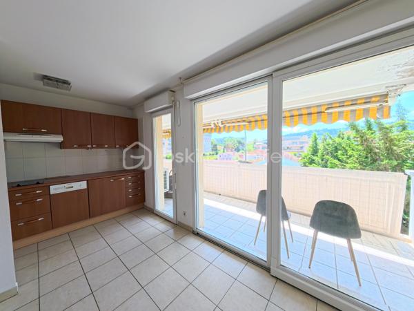 🌅 À VENDRE : T2 en Dernier Étage avec Vue Dégagée – À 200m des plages de Golfe-Juan ! 🏝️

Niché au sein d'une belle résidence sécurisée avec jardin, venez découvrir ce magnifique appartement T2 en parfait état, situé au 2ème et dernier étage. Un véritable havre de paix baigné de lumière !

📋 Les prestations du bien :

🔝 Dernier étage (2/2) :Calme absolu, aucun voisin au-dessus de votre tête.
 ☀️ Exposition Ouest : Une luminosité optimale tout au long de l'après-midi jusqu'aux couchers de soleil.
🌿 Vue dégagée : Profitez d'une perspective agréable et sans vis-à-vis direct.
🛠️ Parfait état : Aucun travaux à prévoir, vous n'avez plus qu'à poser vos valises !
 📦 Le Plus Confort : Possibilité d'acquérir un grand garage en supplément pour un stationnement ou du stockage en toute sérénité.


 📍 Un emplacement et un cadre de vie privilégiés

 🚶‍♂️ À 200 mètres à pied des plages et de l'animation du bord de mer.
 🏢 Résidence de standing : Sécurisée, verdoyante et parfaitement entretenue avec son joli jardin.
 🛒 Commerces, gare et commodités accessibles immédiatement à pied.

 Notre avis : Le combo parfait ! Dernier étage, exposition Ouest, état irréprochable et proximité immédiate des plages. Ce bien coche toutes les cases d'un coup de cœur assuré, que ce soit pour y vivre à l'année ou pour des vacances réussies.

📞 Une opportunité rare à saisir rapidement ! Contactez nous dès maintenant pour planifier votre visite.