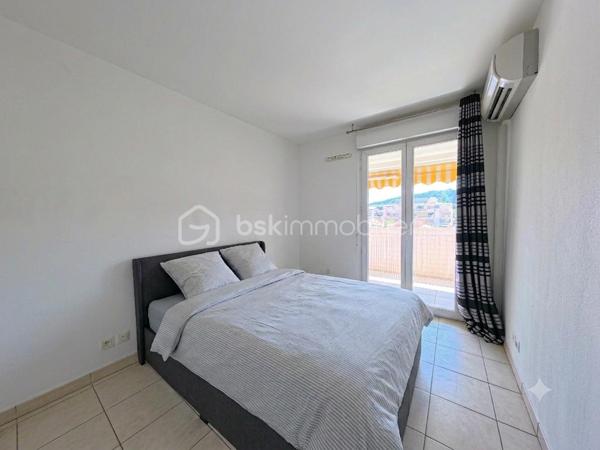 🌅 À VENDRE : T2 en Dernier Étage avec Vue Dégagée – À 200m des plages de Golfe-Juan ! 🏝️

Niché au sein d'une belle résidence sécurisée avec jardin, venez découvrir ce magnifique appartement T2 en parfait état, situé au 2ème et dernier étage. Un véritable havre de paix baigné de lumière !

📋 Les prestations du bien :

🔝 Dernier étage (2/2) :Calme absolu, aucun voisin au-dessus de votre tête.
 ☀️ Exposition Ouest : Une luminosité optimale tout au long de l'après-midi jusqu'aux couchers de soleil.
🌿 Vue dégagée : Profitez d'une perspective agréable et sans vis-à-vis direct.
🛠️ Parfait état : Aucun travaux à prévoir, vous n'avez plus qu'à poser vos valises !
 📦 Le Plus Confort : Possibilité d'acquérir un grand garage en supplément pour un stationnement ou du stockage en toute sérénité.


 📍 Un emplacement et un cadre de vie privilégiés

 🚶‍♂️ À 200 mètres à pied des plages et de l'animation du bord de mer.
 🏢 Résidence de standing : Sécurisée, verdoyante et parfaitement entretenue avec son joli jardin.
 🛒 Commerces, gare et commodités accessibles immédiatement à pied.

 Notre avis : Le combo parfait ! Dernier étage, exposition Ouest, état irréprochable et proximité immédiate des plages. Ce bien coche toutes les cases d'un coup de cœur assuré, que ce soit pour y vivre à l'année ou pour des vacances réussies.

📞 Une opportunité rare à saisir rapidement ! Contactez nous dès maintenant pour planifier votre visite.