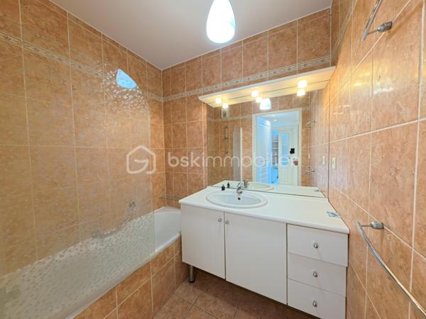 🌅 À VENDRE : T2 en Dernier Étage avec Vue Dégagée – À 200m des plages de Golfe-Juan ! 🏝️

Niché au sein d'une belle résidence sécurisée avec jardin, venez découvrir ce magnifique appartement T2 en parfait état, situé au 2ème et dernier étage. Un véritable havre de paix baigné de lumière !

📋 Les prestations du bien :

🔝 Dernier étage (2/2) :Calme absolu, aucun voisin au-dessus de votre tête.
 ☀️ Exposition Ouest : Une luminosité optimale tout au long de l'après-midi jusqu'aux couchers de soleil.
🌿 Vue dégagée : Profitez d'une perspective agréable et sans vis-à-vis direct.
🛠️ Parfait état : Aucun travaux à prévoir, vous n'avez plus qu'à poser vos valises !
 📦 Le Plus Confort : Possibilité d'acquérir un grand garage en supplément pour un stationnement ou du stockage en toute sérénité.


 📍 Un emplacement et un cadre de vie privilégiés

 🚶‍♂️ À 200 mètres à pied des plages et de l'animation du bord de mer.
 🏢 Résidence de standing : Sécurisée, verdoyante et parfaitement entretenue avec son joli jardin.
 🛒 Commerces, gare et commodités accessibles immédiatement à pied.

 Notre avis : Le combo parfait ! Dernier étage, exposition Ouest, état irréprochable et proximité immédiate des plages. Ce bien coche toutes les cases d'un coup de cœur assuré, que ce soit pour y vivre à l'année ou pour des vacances réussies.

📞 Une opportunité rare à saisir rapidement ! Contactez nous dès maintenant pour planifier votre visite.