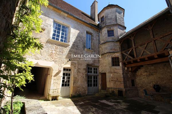 À VENDRE - Vézelay-Bourgogne 89- Hôtel particulier classé restauré-