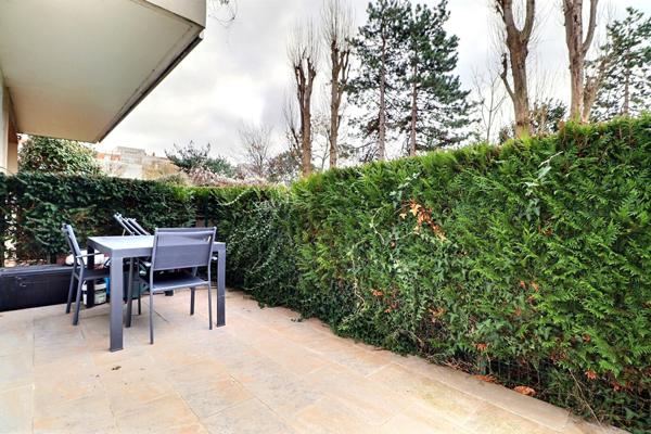 Appartement 3 pièces en rez-de-jardin sur cour avec double parking