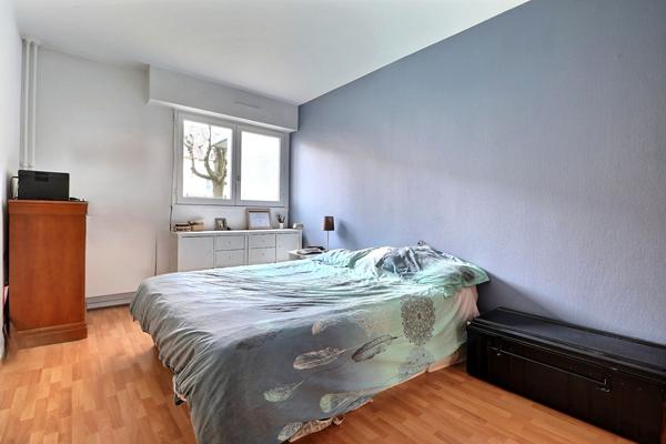Appartement 3 pièces en rez-de-jardin sur cour avec double parking