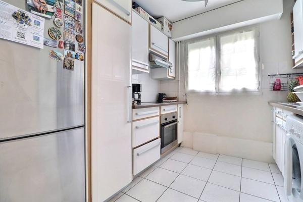 Appartement 3 pièces en rez-de-jardin sur cour avec double parking
