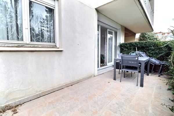 Appartement 3 pièces en rez-de-jardin sur cour avec double parking