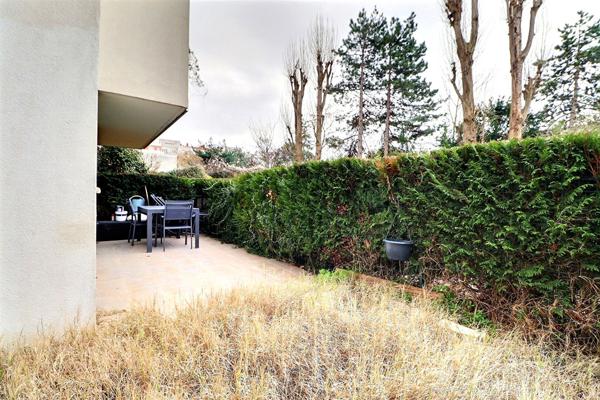 Appartement 3 pièces en rez-de-jardin sur cour avec double parking