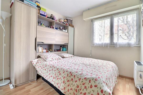 Appartement 3 pièces en rez-de-jardin sur cour avec double parking