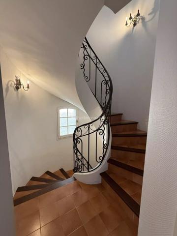 Vente                                                      Villa
                        
                     8 pièces                      214 m2                     à Clermont-l'Hérault