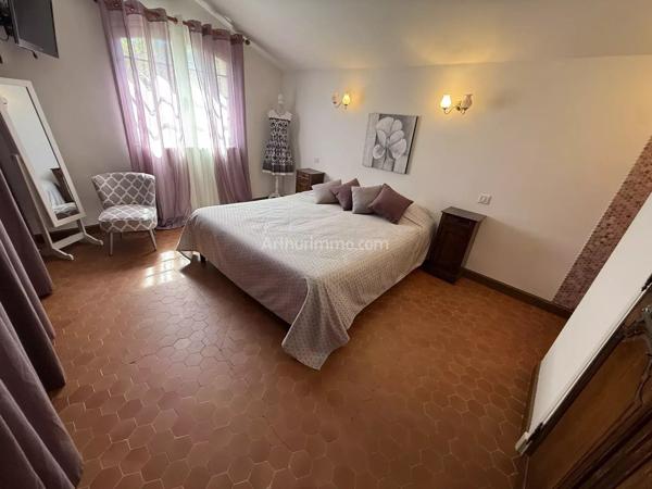 Vente                                                      Villa
                        
                     8 pièces                      214 m2                     à Clermont-l'Hérault