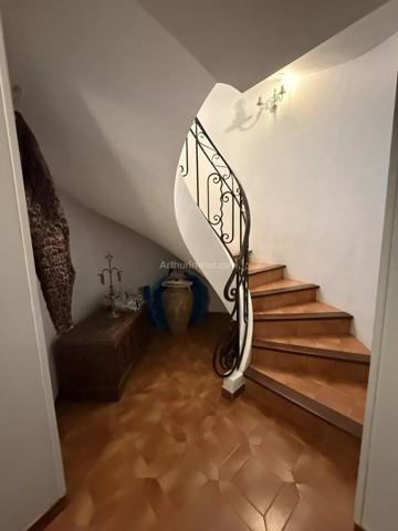 Vente                                                      Villa
                        
                     8 pièces                      214 m2                     à Clermont-l'Hérault