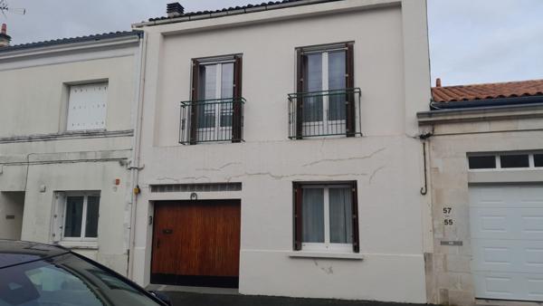 ROCHEFORT -  Maison à étage avec 3 chambres et garage  à 15 mn  à pied du centre-ville