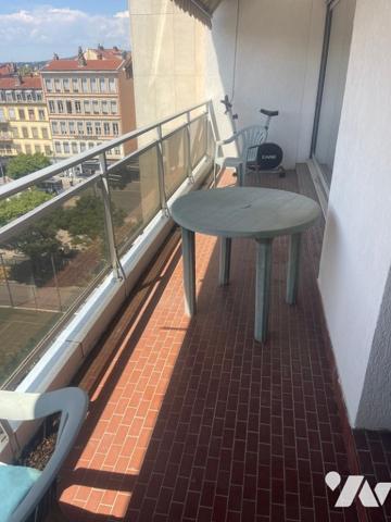 LYON 1er. T3 au 7ème étage + parking sous sol et cave.
