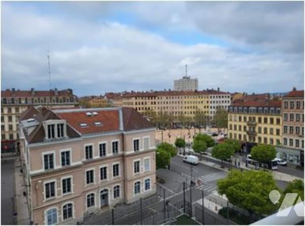 LYON 1er. T3 au 7ème étage + parking sous sol et cave.