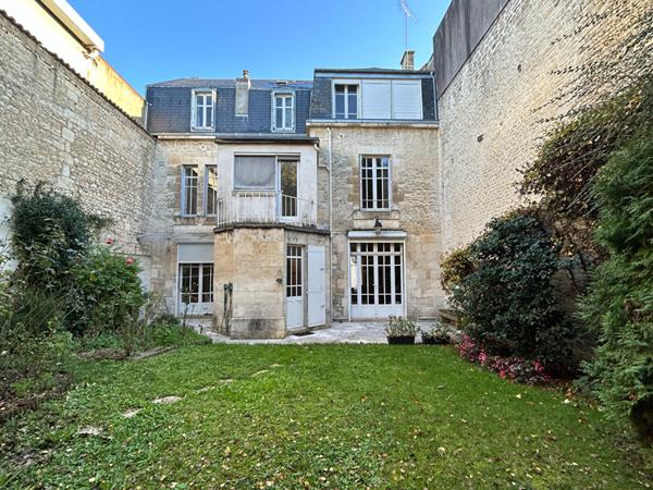 Maison - 8 pièces - 244 m²