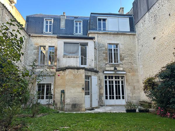 Maison - 8 pièces - 244 m²