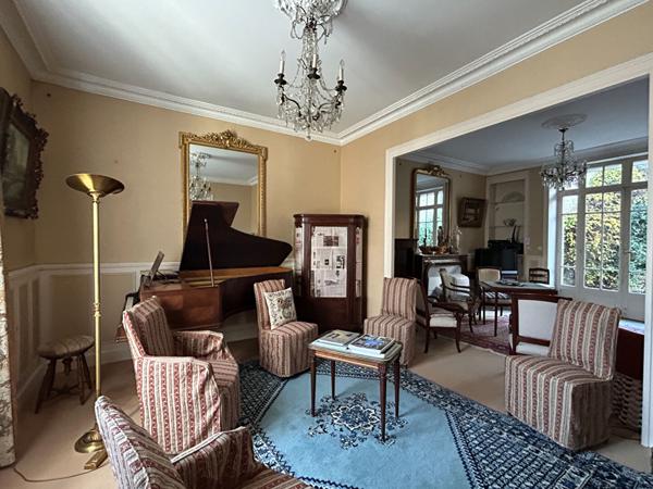 Maison - 8 pièces - 244 m²