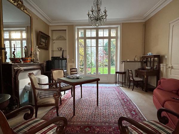 Maison - 8 pièces - 244 m²