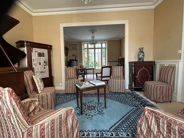 Maison - 8 pièces - 244 m²