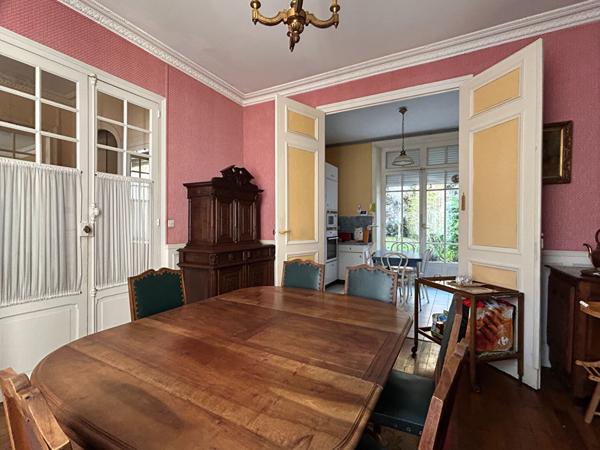 Maison - 8 pièces - 244 m²