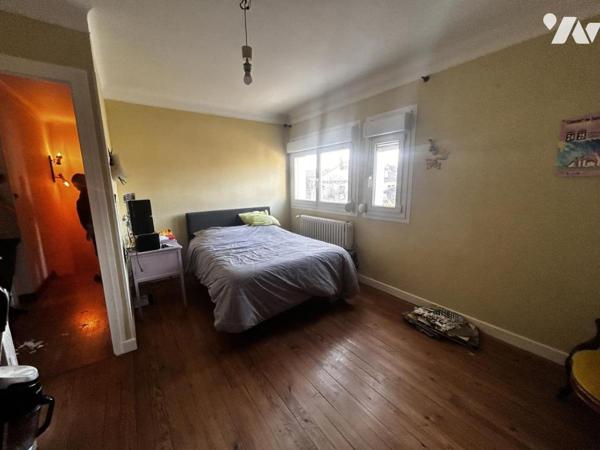 CHENOVE - Boulevard Bazin - Belle maison TYPE 6 des années 1930 avec petit local commercial loué