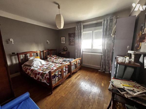 CHENOVE - Boulevard Bazin - Belle maison TYPE 6 des années 1930 avec petit local commercial loué