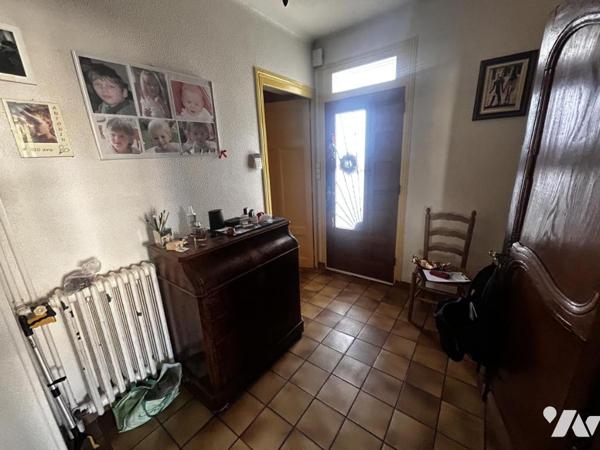 CHENOVE - Boulevard Bazin - Belle maison TYPE 6 des années 1930 avec petit local commercial loué