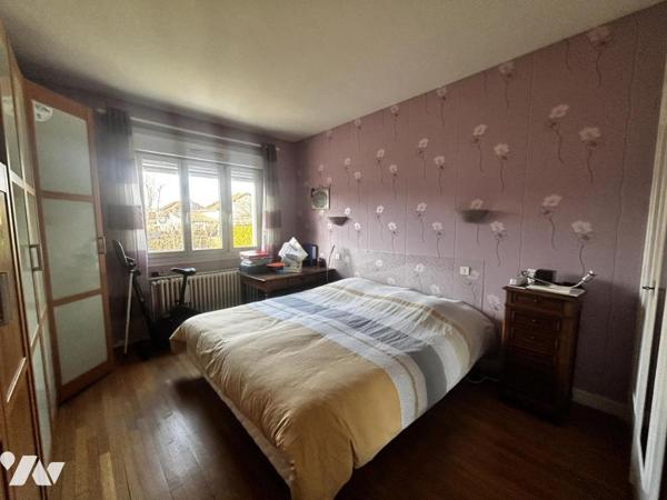 CHENOVE - Boulevard Bazin - Belle maison TYPE 6 des années 1930 avec petit local commercial loué