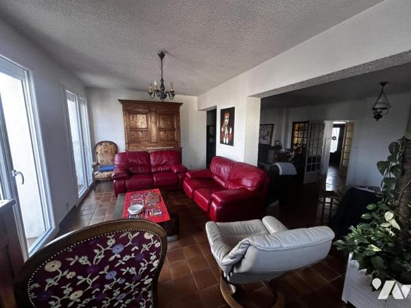 CHENOVE - Boulevard Bazin - Belle maison TYPE 6 des années 1930 avec petit local commercial loué