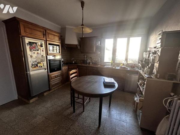 CHENOVE - Boulevard Bazin - Belle maison TYPE 6 des années 1930 avec petit local commercial loué