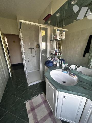 CHENOVE - Boulevard Bazin - Belle maison TYPE 6 des années 1930 avec petit local commercial loué