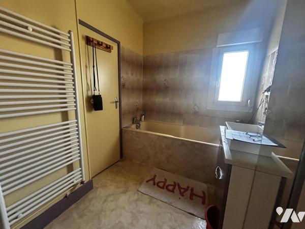 CHENOVE - Boulevard Bazin - Belle maison TYPE 6 des années 1930 avec petit local commercial loué