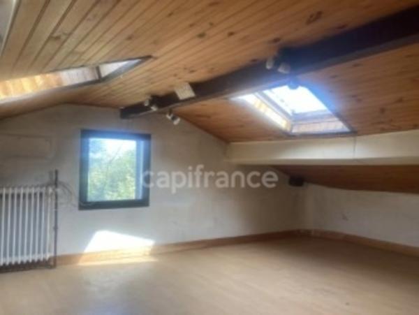 Maison et appartement à vendre, proche du centre de GREZIEU-LA-VARENNE.