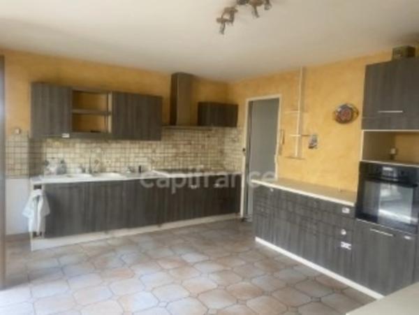 Maison et appartement à vendre, proche du centre de GREZIEU-LA-VARENNE.
