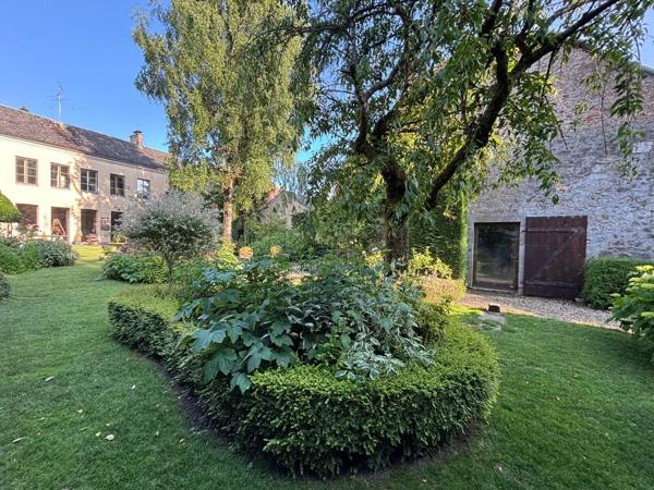 A VENDRE : MAISON DE MAÎTRE DE CHARME, 315 M², JARDIN ARBORÉ ET 5 DÉPENDANCES – 286 900 €