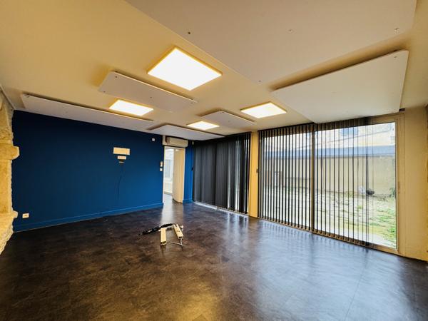 Local professionnel
                                                                                                                                                                                                                                                                                                                                                                                                                                            245  m²