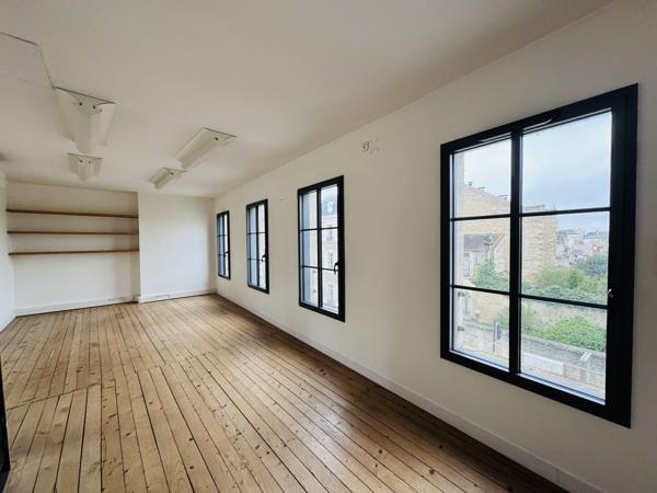 Local professionnel
                                                                                                                                                                                                                                                                                                                                                                                                                                            245  m²