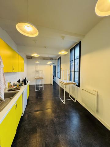 Local professionnel
                                                                                                                                                                                                                                                                                                                                                                                                                                            245  m²