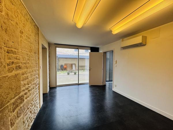 Local professionnel
                                                                                                                                                                                                                                                                                                                                                                                                                                            245  m²