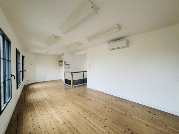 Local professionnel
                                                                                                                                                                                                                                                                                                                                                                                                                                            245  m²