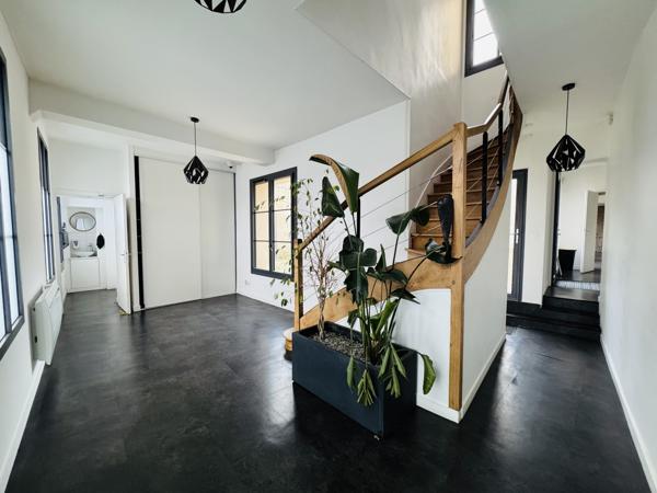 Local professionnel
                                                                                                                                                                                                                                                                                                                                                                                                                                            245  m²
