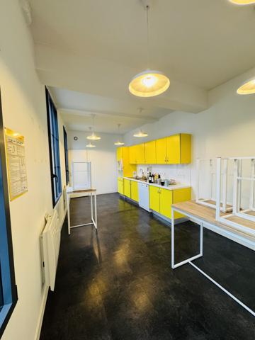 Local professionnel
                                                                                                                                                                                                                                                                                                                                                                                                                                            245  m²