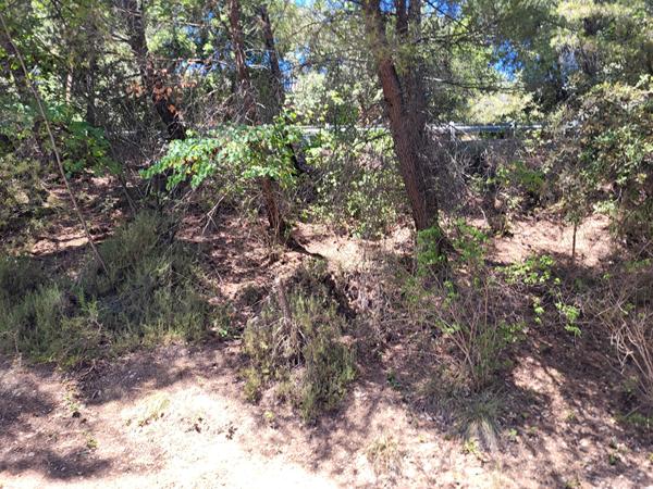 Terrain Peyruis Zonage U 1073 m2 fort dénivelé pour loisirs ou projets.