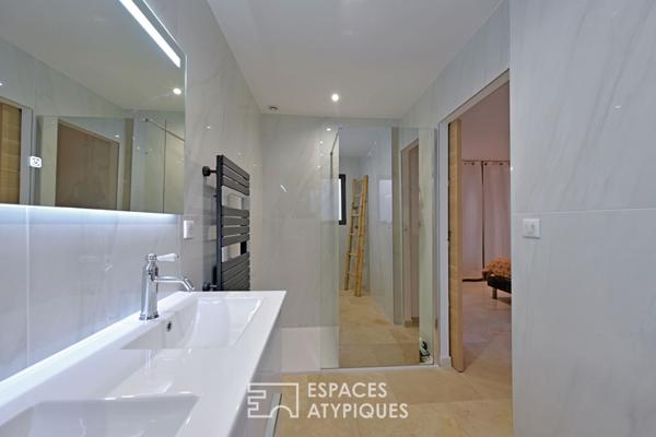 Entre rooftop et patio, rénovation soignée proche des remparts