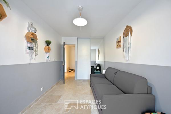 Entre rooftop et patio, rénovation soignée proche des remparts